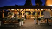 Patio przy hotelu 